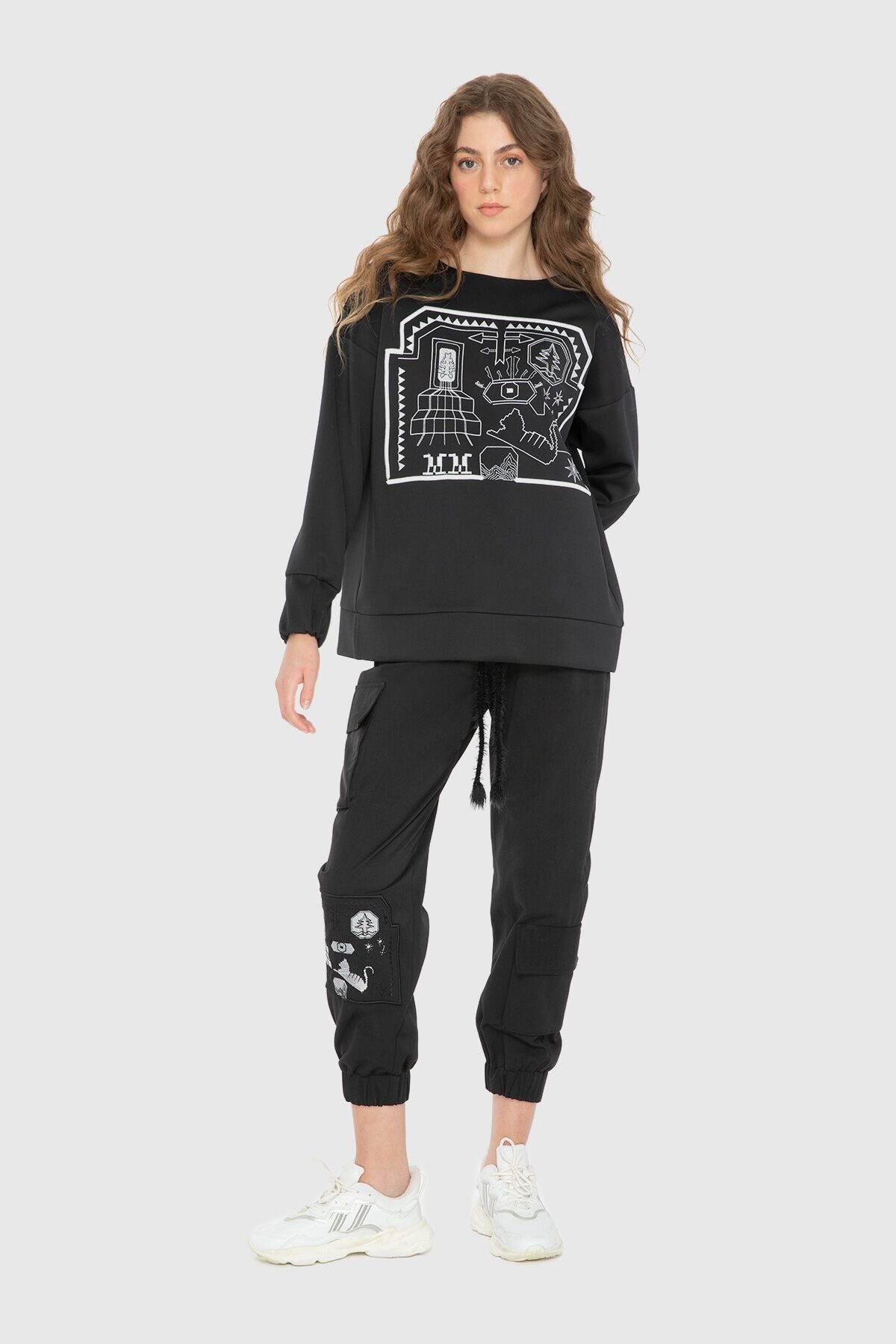Kontrast Nakış Detaylı Sweatshirt