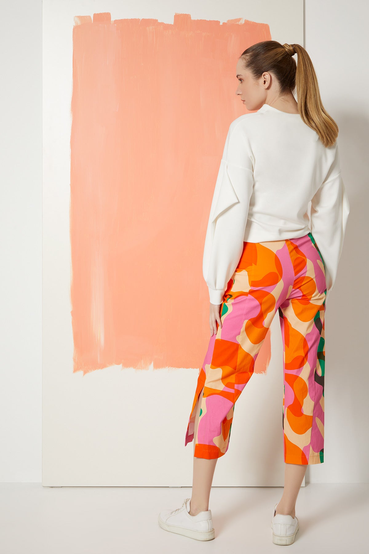 Pencere Detaylı Nakışlı Crop Sweatshirt