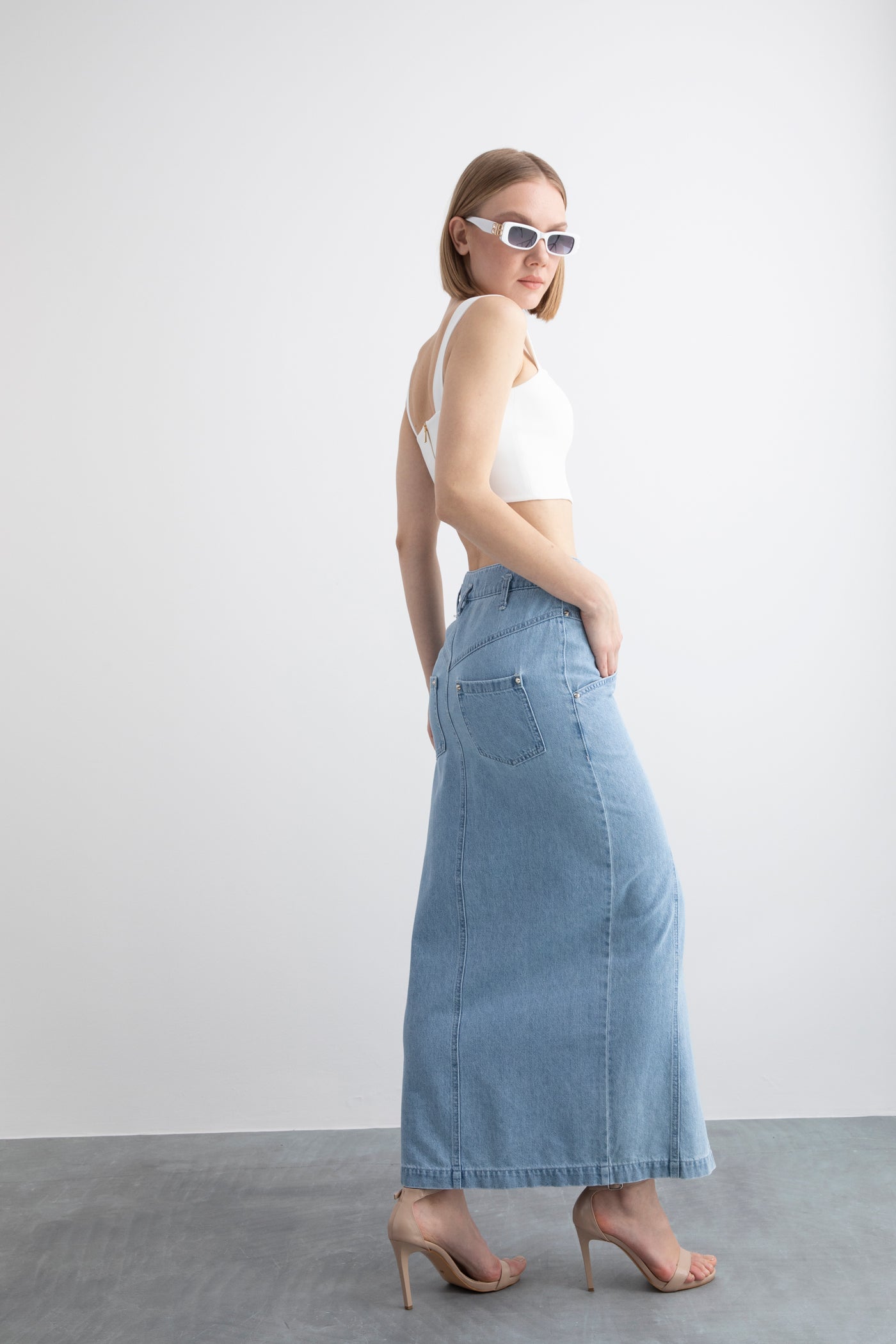 Yüksek Bel Ön Yırtmaç Detaylı Cep Ve Rivet Detaylı Denim Etek