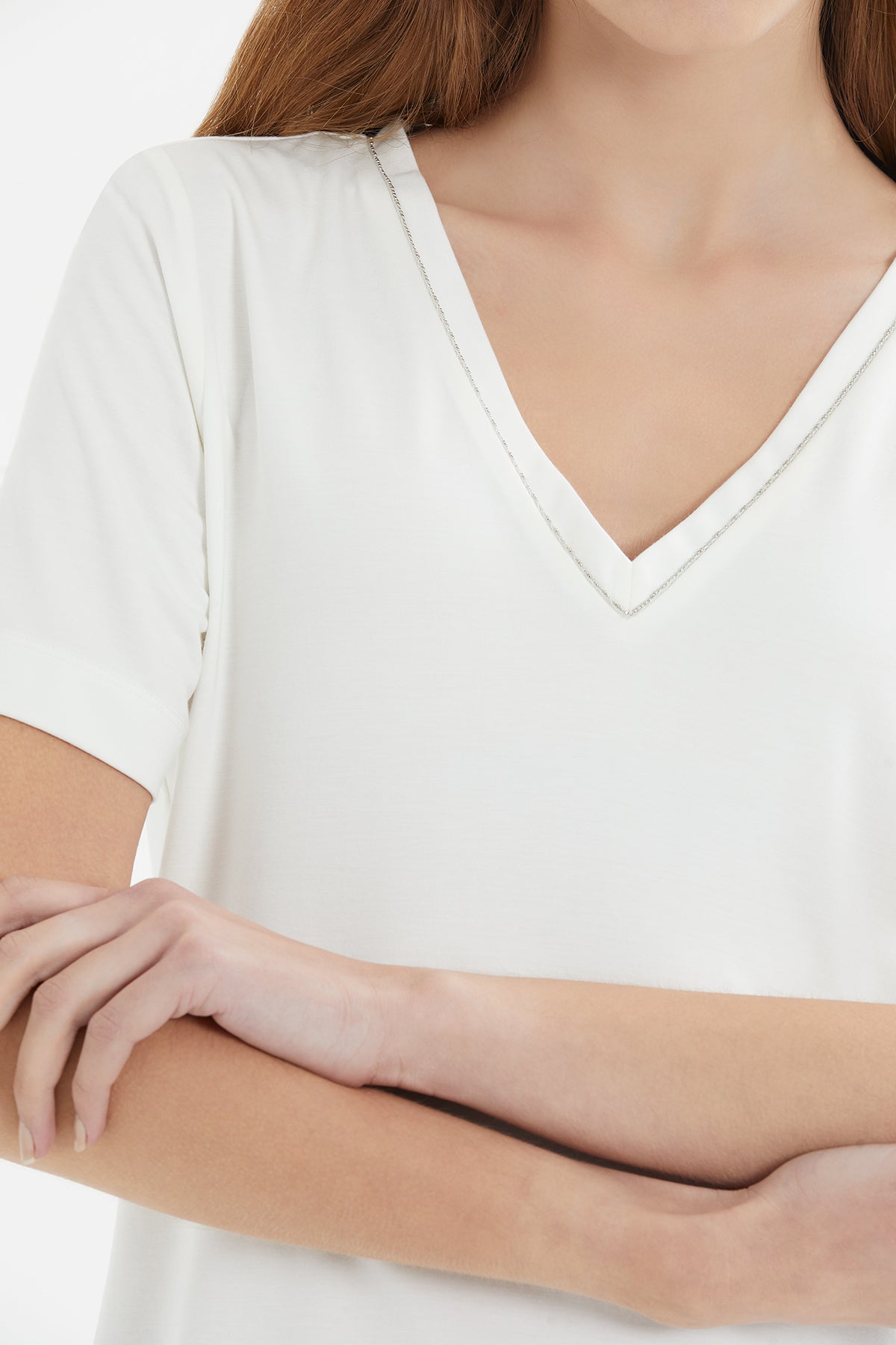 V Yaka Şerit Aksesuar Detaylı Örme Tshirt