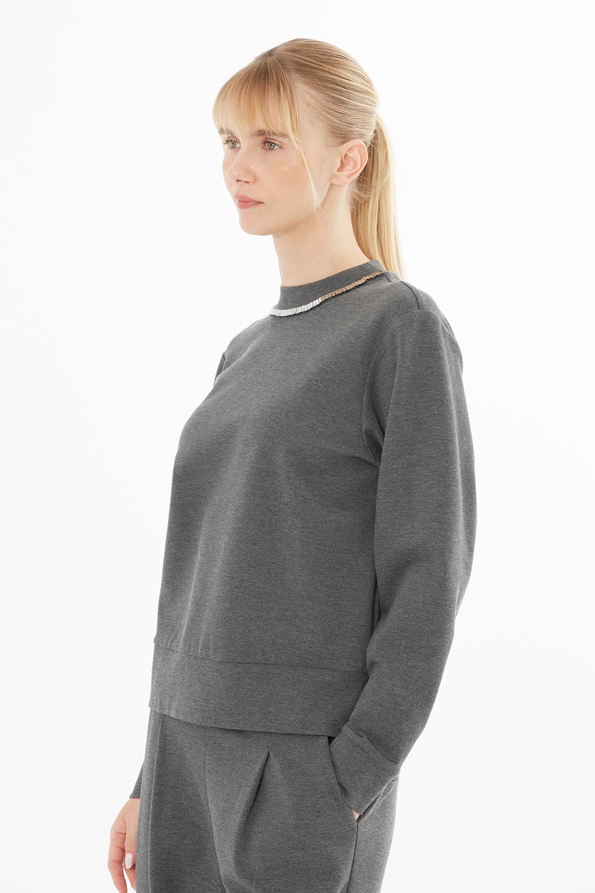 Yakası Aksesuar İşlemeli Uzun Kollu Sweatshırt