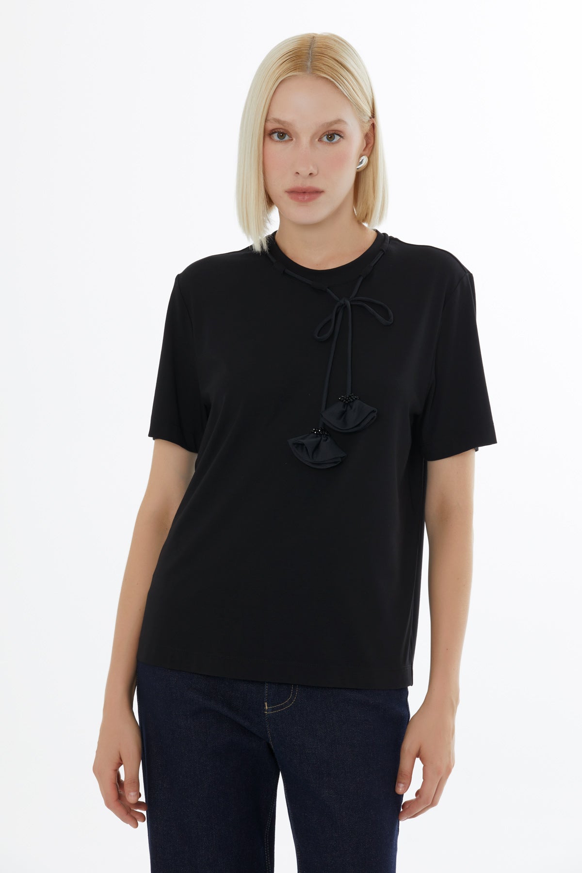 Minimalist Aksesuar Detaylı Bluz