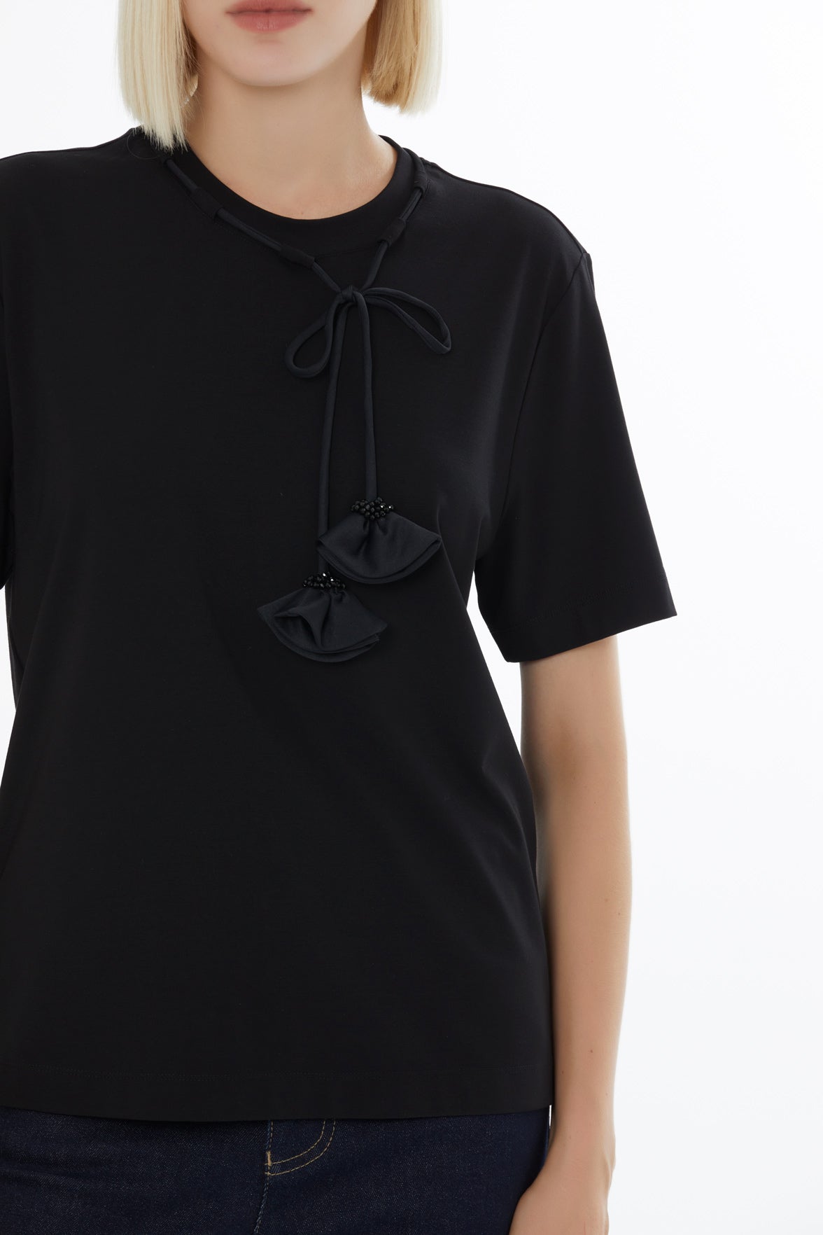 Minimalist Aksesuar Detaylı Bluz