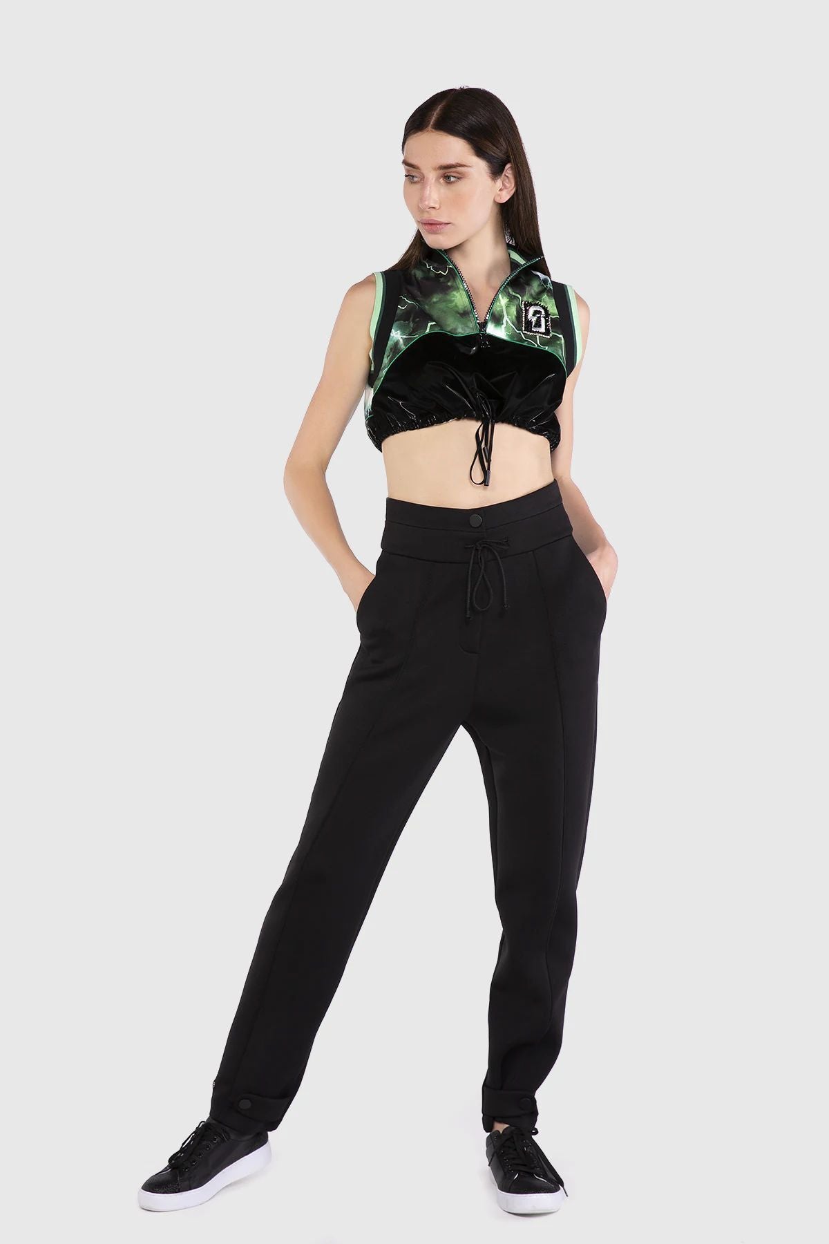 Nakışlı Triko Yakalı Teknik Kumaş Detaylı Crop Top