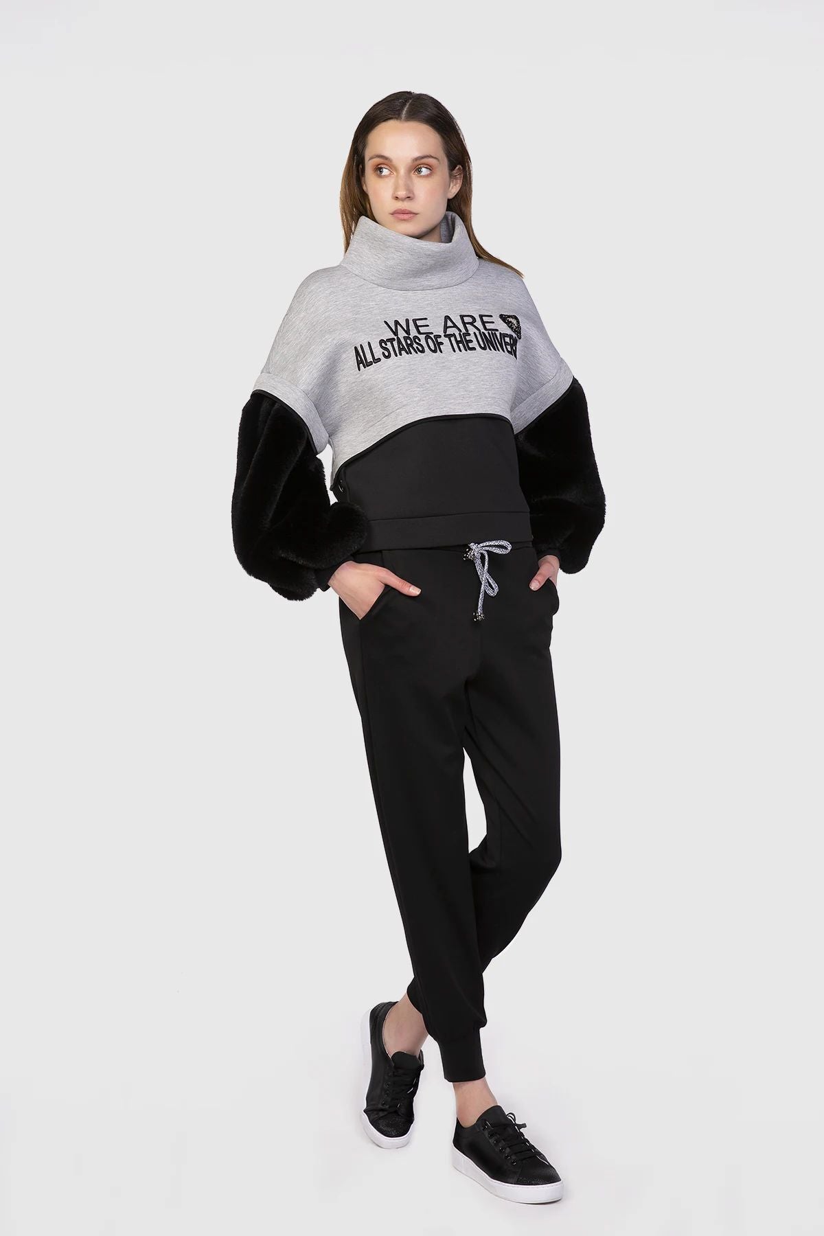 Kolları Kürk Detaylı Yazı Nakışlı Sweatshirt