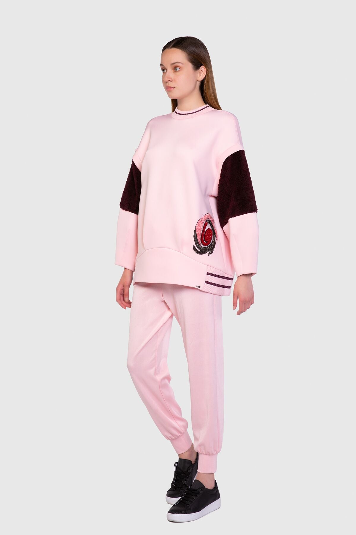 Nakış Aplike Detaylı Kolları Kürk Scuba Sweatshirt