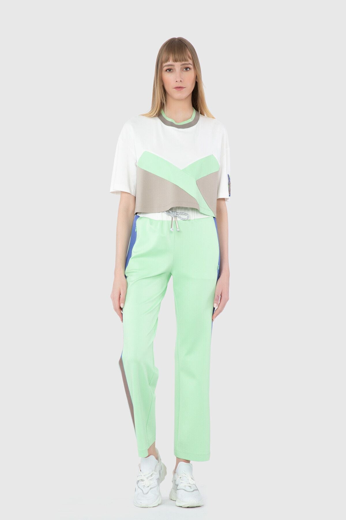 Kontrast Detaylı Triko Bant Yaka Crop T-shirt