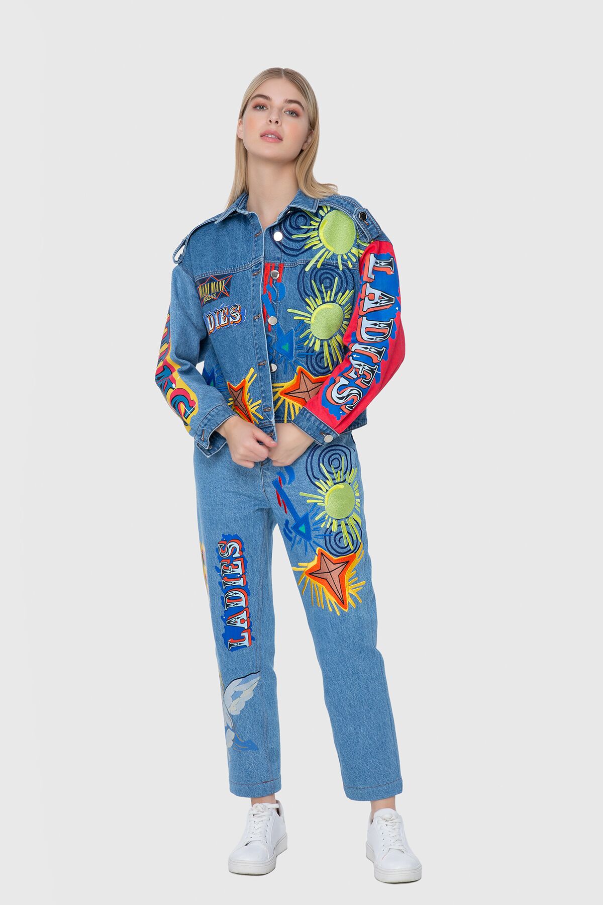 Renkli Baskı Ve Nakış Detaylı Mom Jean