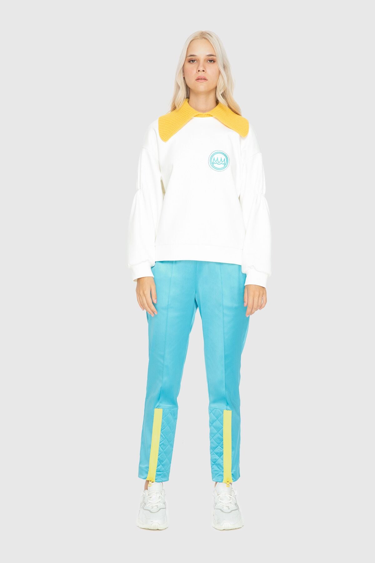 Kollari Büzgülü Nakiş Detayli Sweatshirt