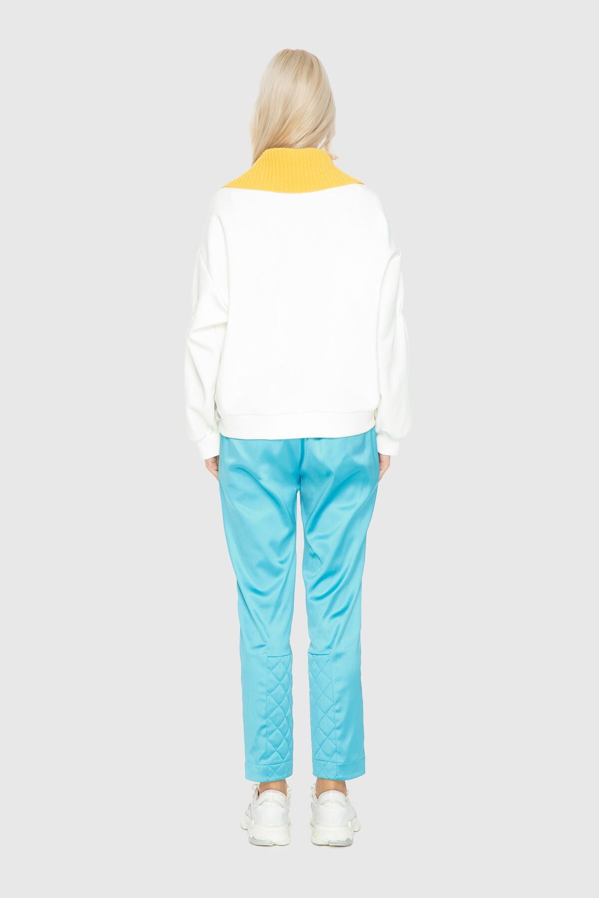 Kollari Büzgülü Nakiş Detayli Sweatshirt