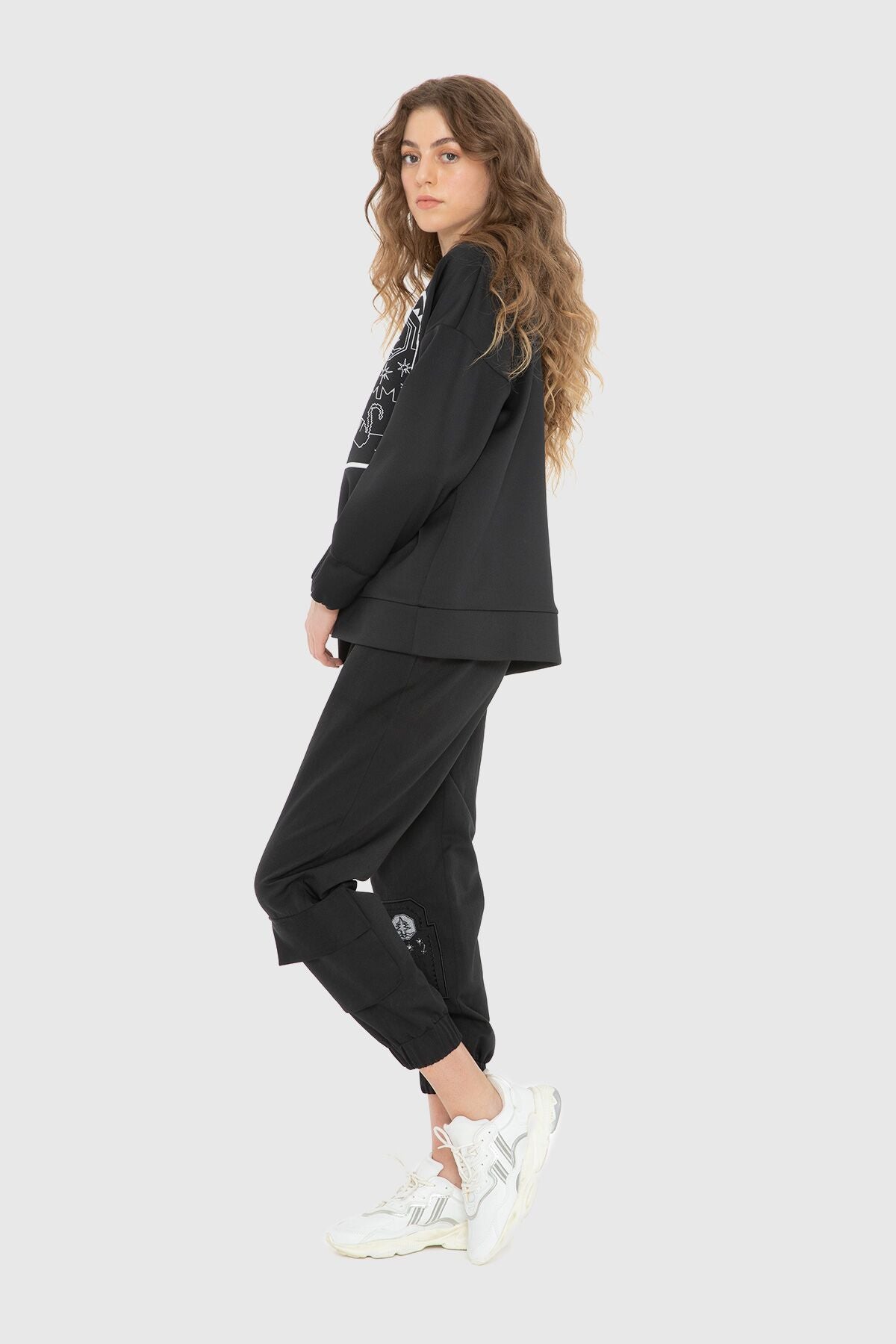 Kontrast Nakış Detaylı Sweatshirt