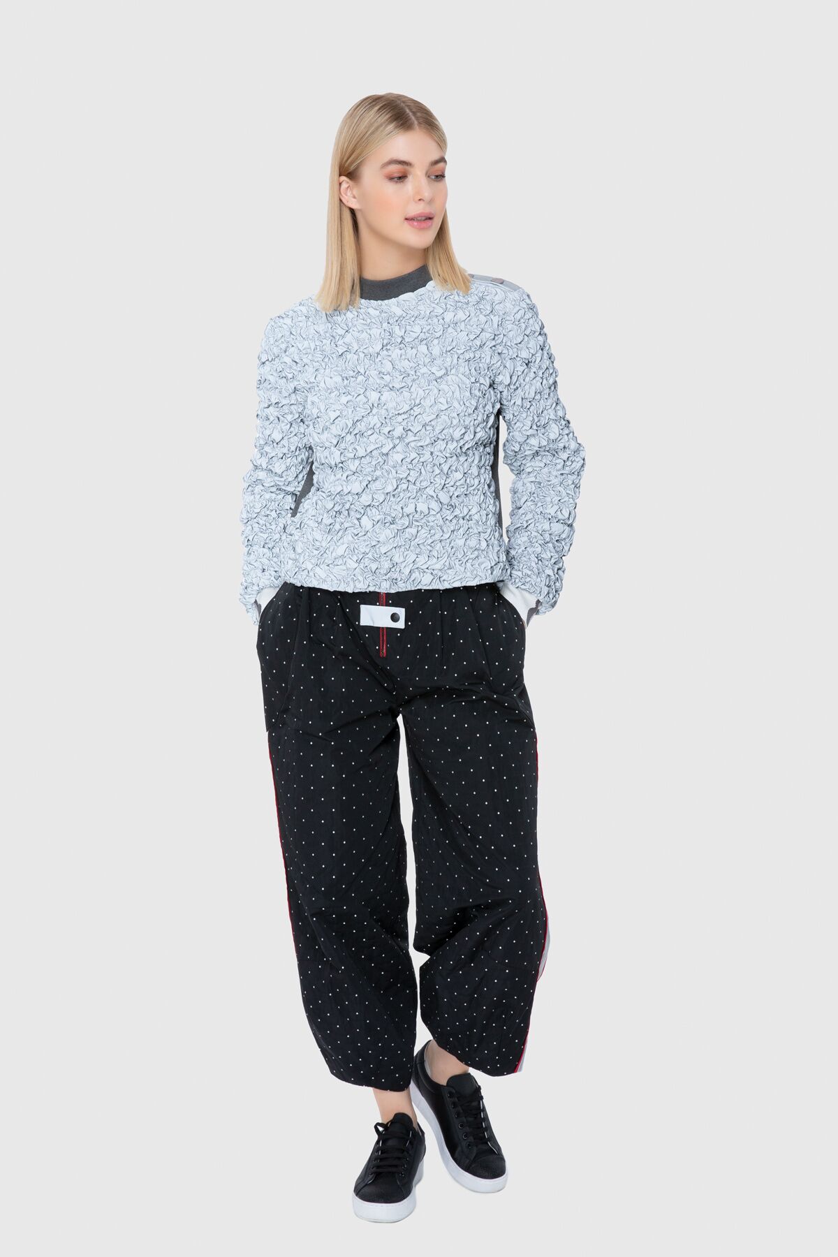 Önü Karışık Reflektör Detaylı Arkası Scuba Garnili Crop Sweatshirt