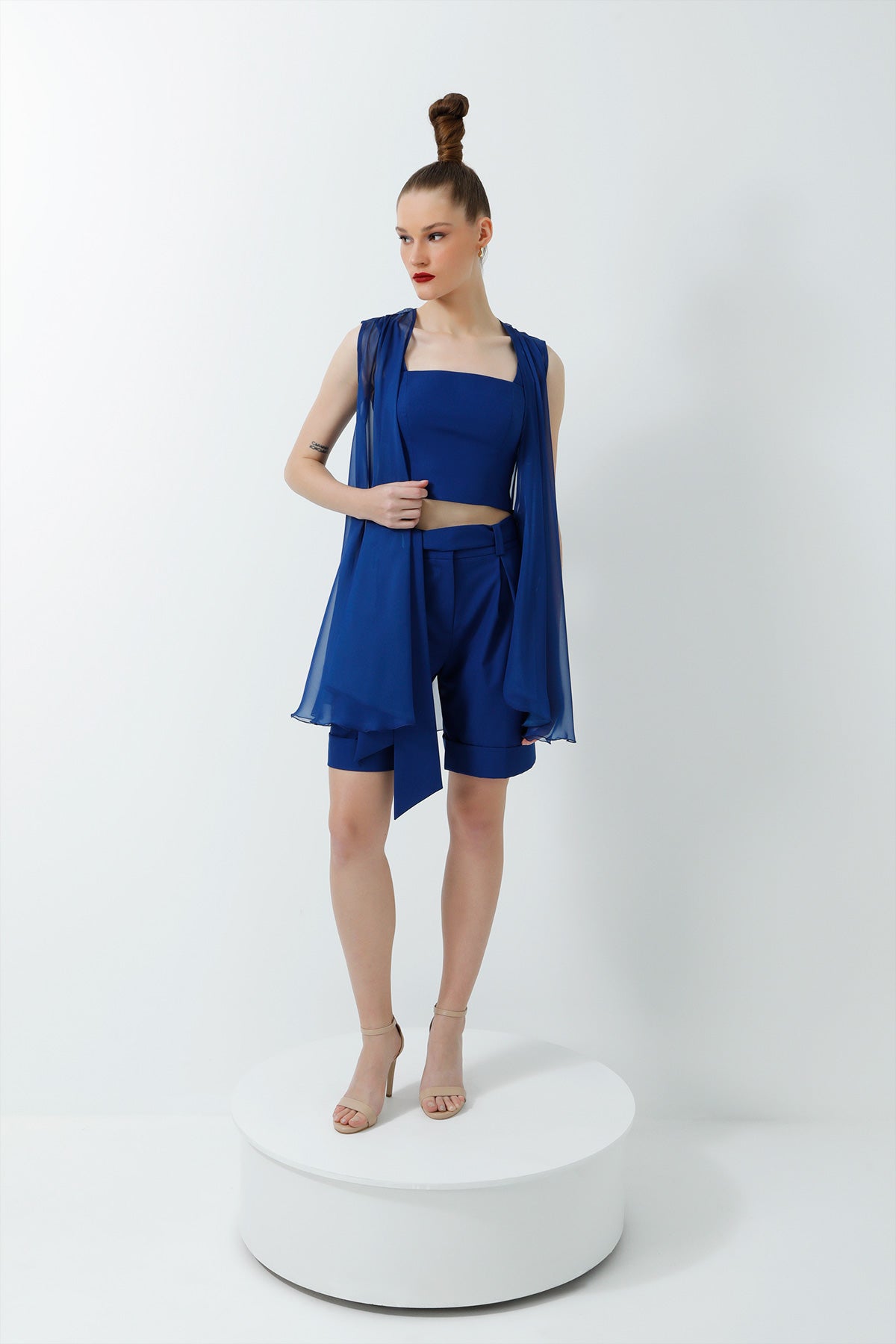 Crop Top Ve Duble Paçalı Rahat Kesim Şortlu Şifon Yelekli 3lü Keten Takım