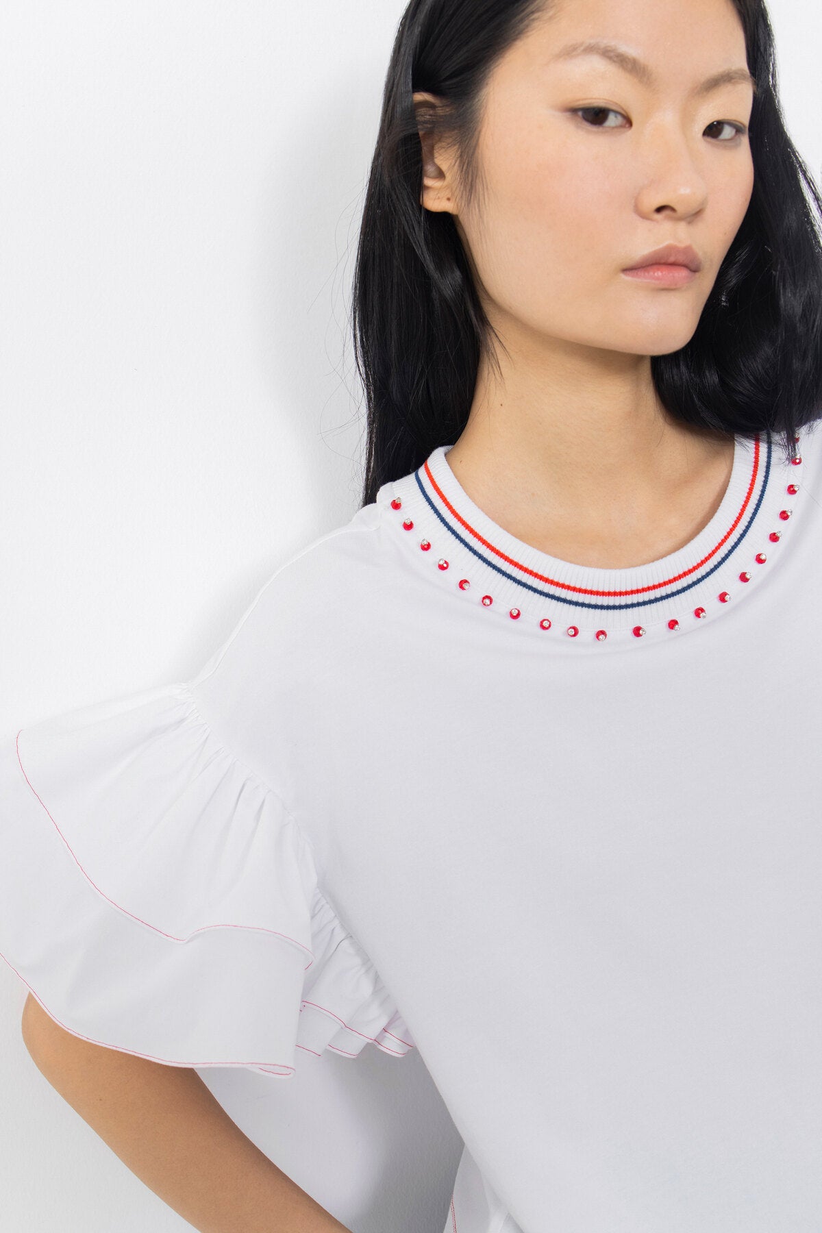 Dikiş Detaylı Fırfır Kollu Yakası İşlemeli Ribana Yaka Tshirt