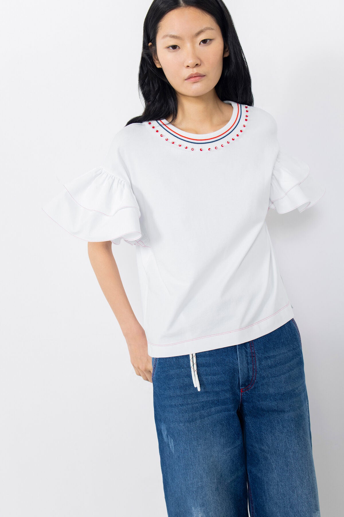 Dikiş Detaylı Fırfır Kollu Yakası İşlemeli Ribana Yaka Tshirt