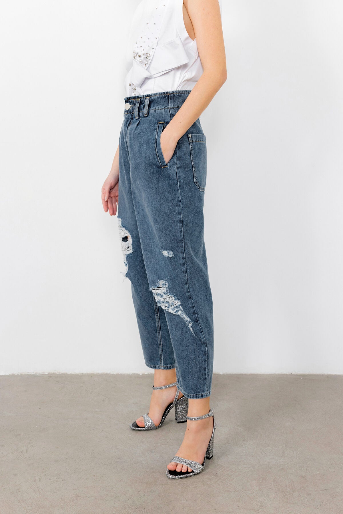 Beli Lastikli Eskitme Efektli Mom Jean