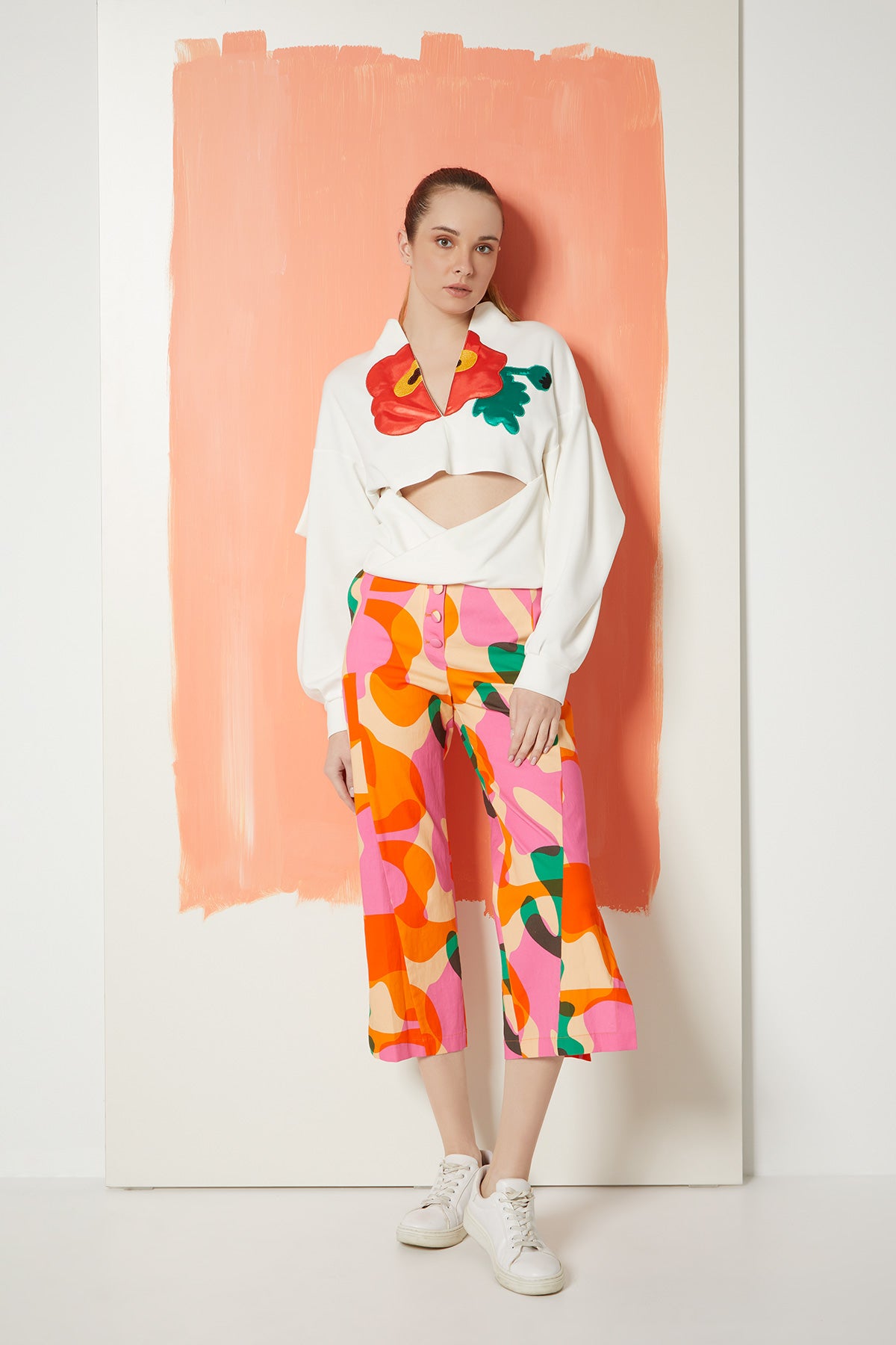 Pencere Detaylı Nakışlı Crop Sweatshirt