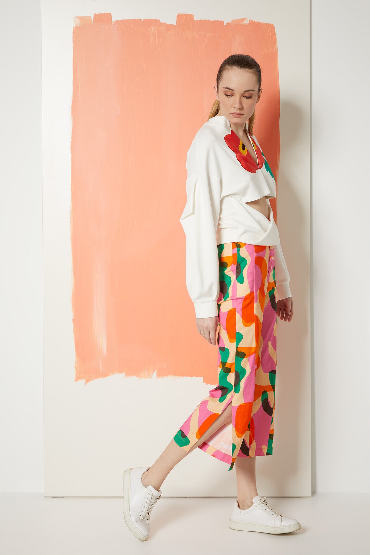 Pencere Detaylı Nakışlı Crop Sweatshirt
