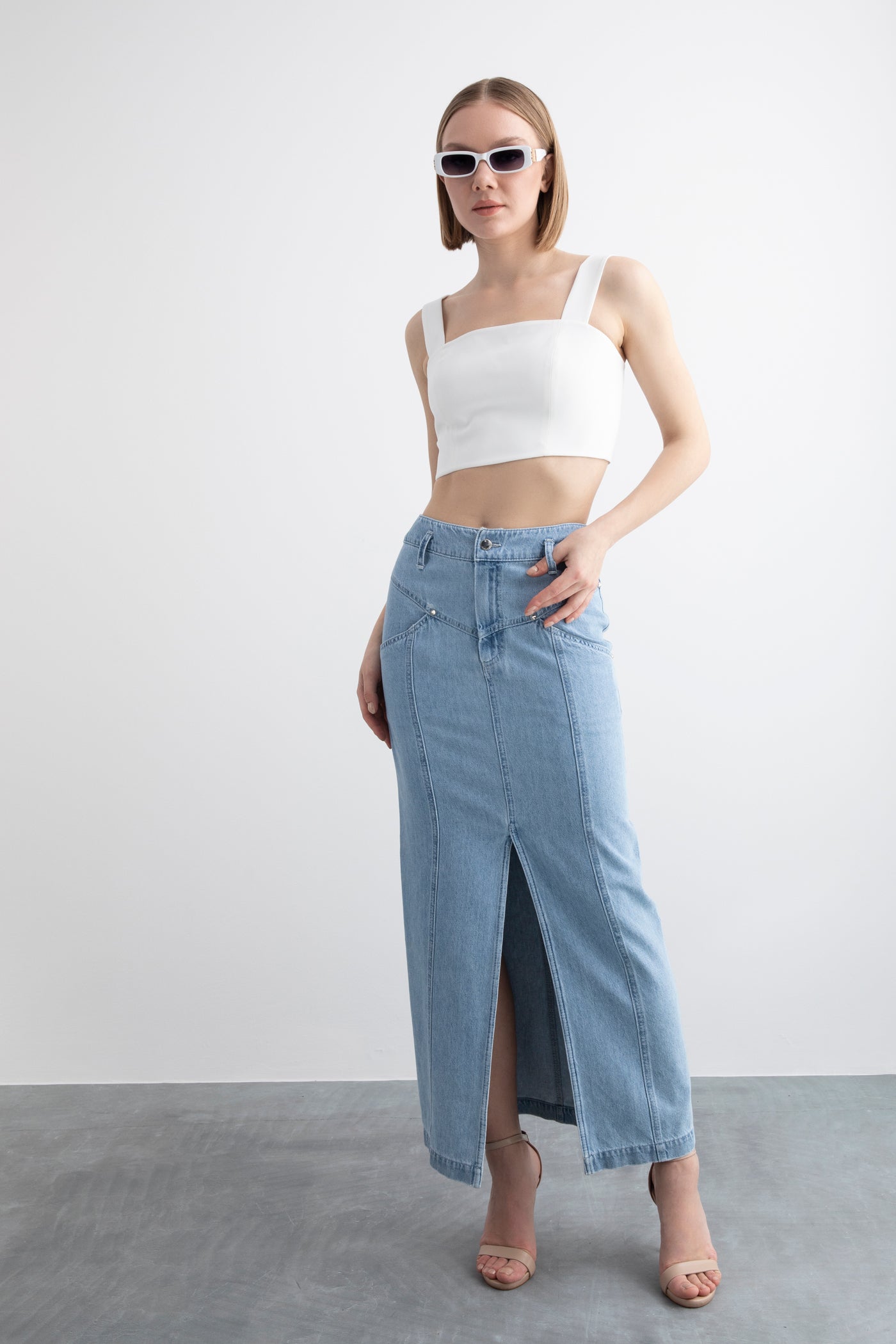 Yüksek Bel Ön Yırtmaç Detaylı Cep Ve Rivet Detaylı Denim Etek
