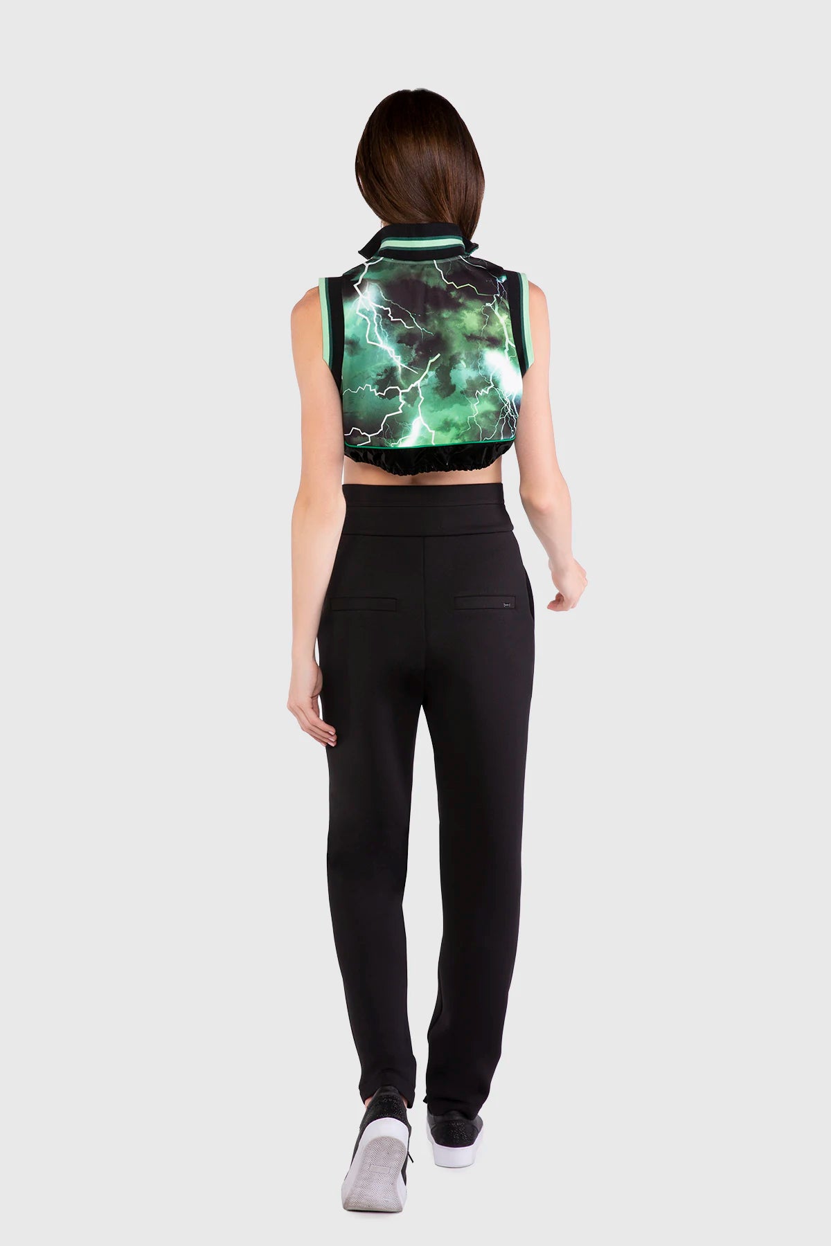 Nakışlı Triko Yakalı Teknik Kumaş Detaylı Crop Top