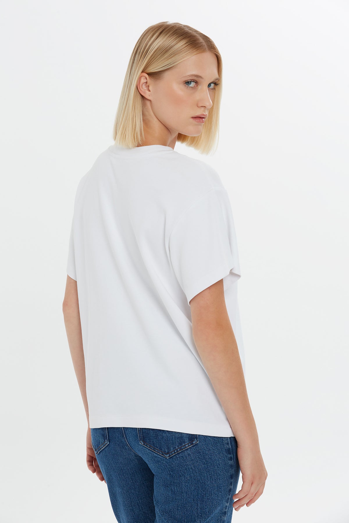 Etiket Ve Nakış Detaylı Kısa Kollu Tshirt
