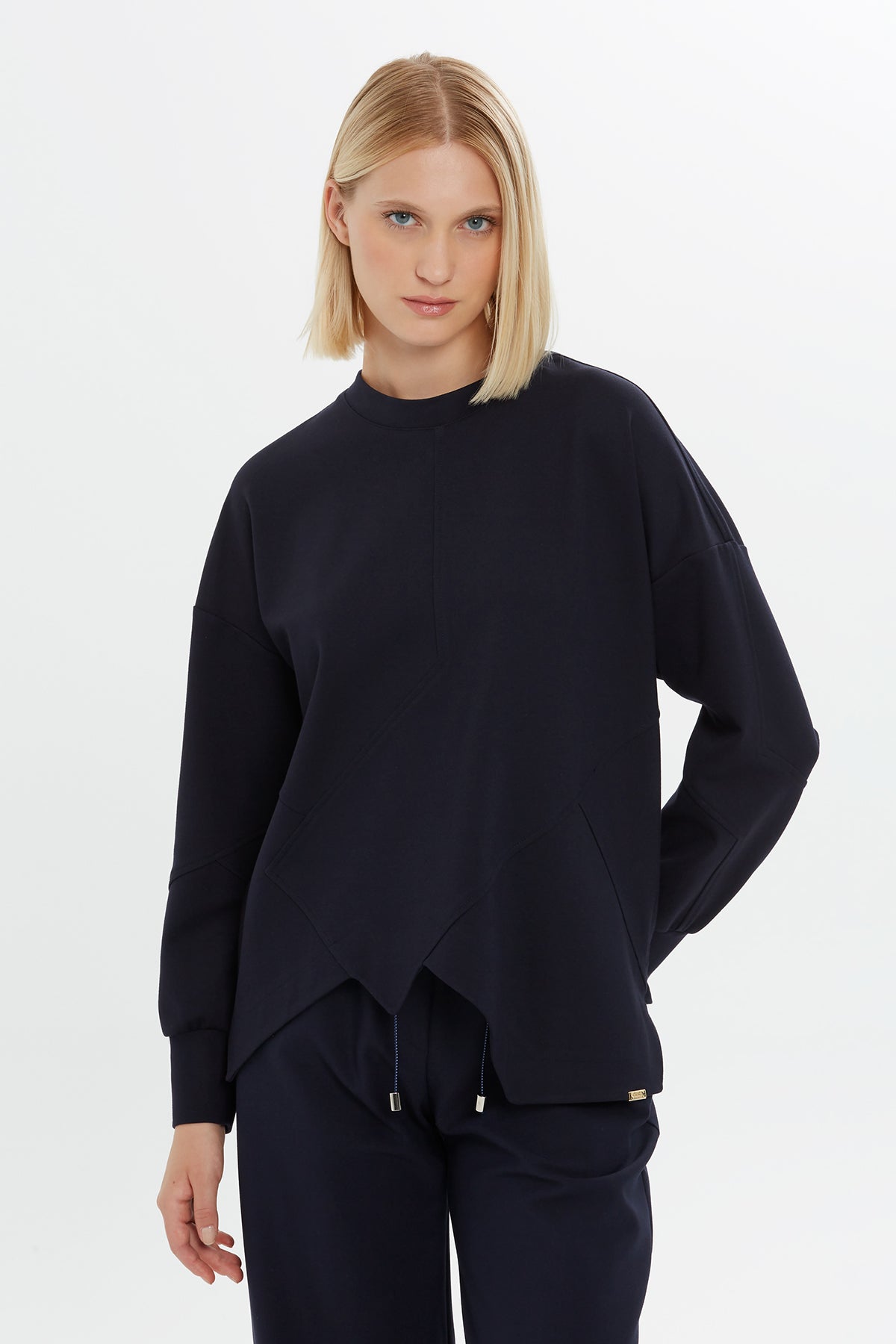 Yuvarlak Yakalı Asimetrik Kesim Sweatshirt