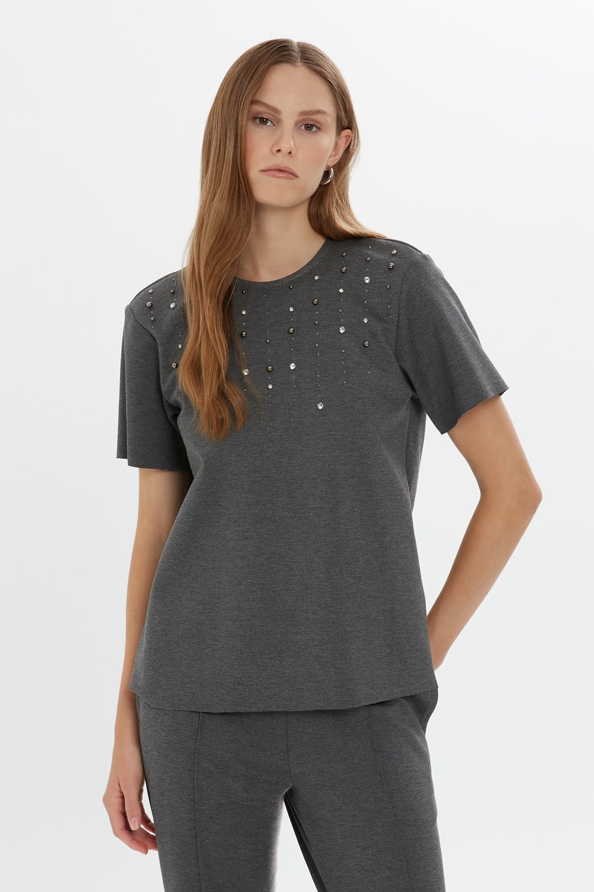 Önü Boncuk İşlemeli Kısa Kollu Tshirt