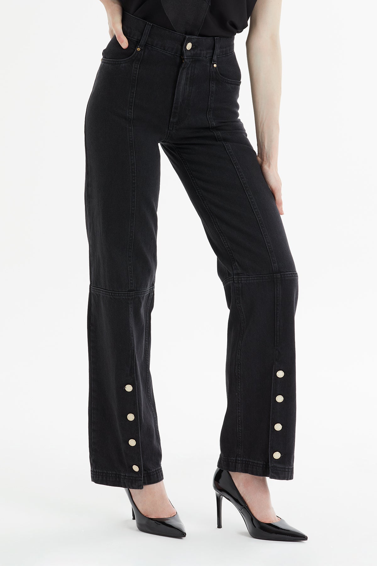 Düz Kesim Paçası Düğme Detaylı Denim Pantolon