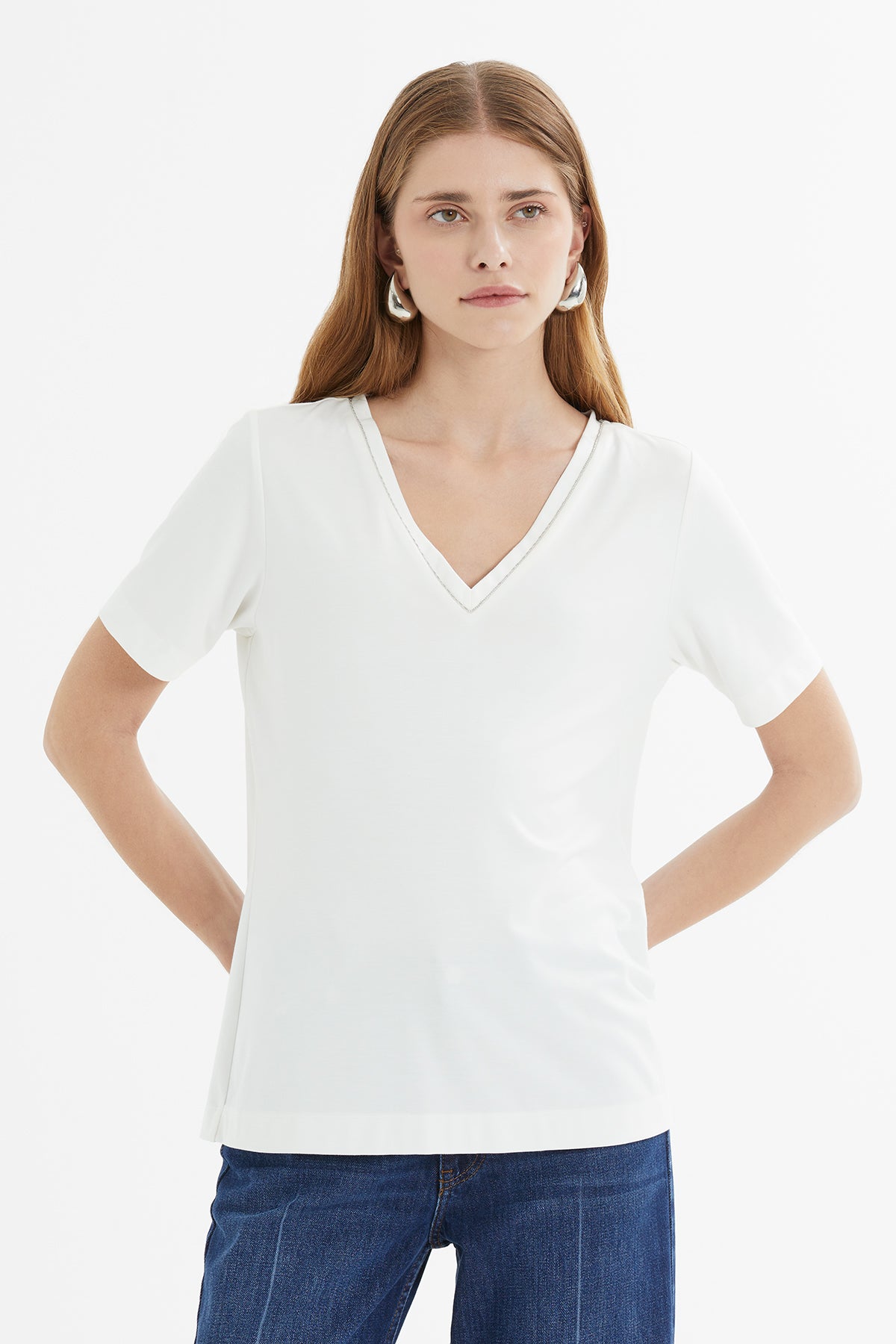 V Yaka Şerit Aksesuar Detaylı Örme Tshirt