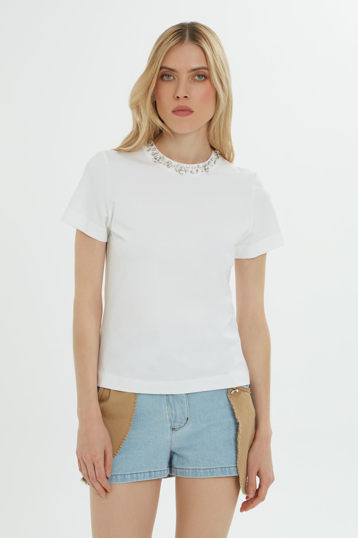 Yakası İşlemeli T-shirt